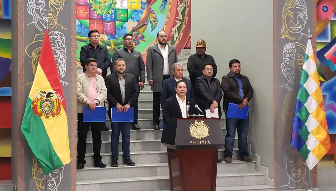 Tras dos semanas con filas por combustibles, Arce dice que “desde el 26 de mayo regularizará al 100% el abastecimiento”