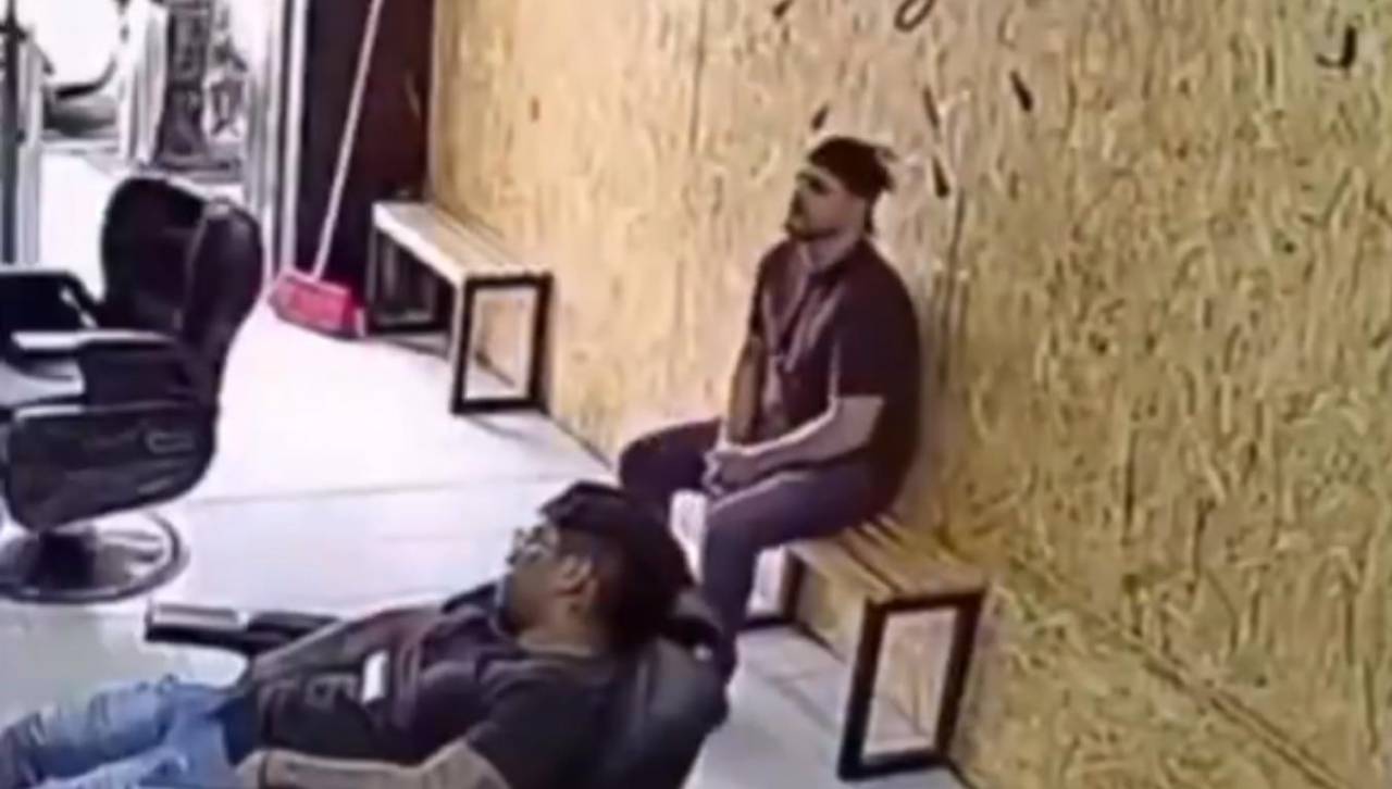Insólito: Hombre encontró a su barbero durmiendo y decidió esperarlo 