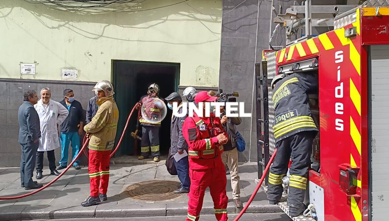 La Paz: Se incendia ambiente de un policlínico de la CNS; se presume una falla en el sistema eléctrico 