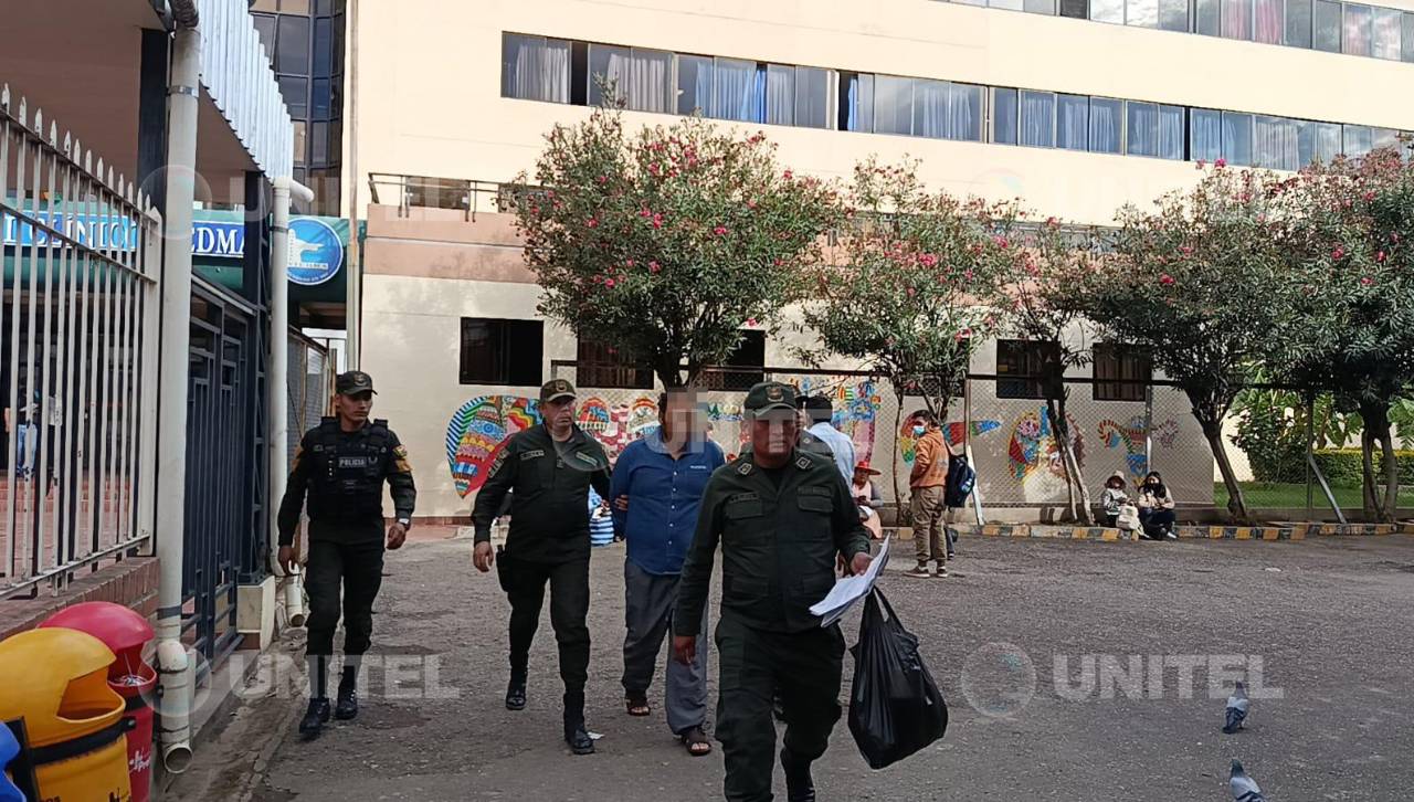 Hombre que atacó brutalmente a un taxista dejó el hospital y fue llevado a la cárcel; esto es lo que dijo al salir