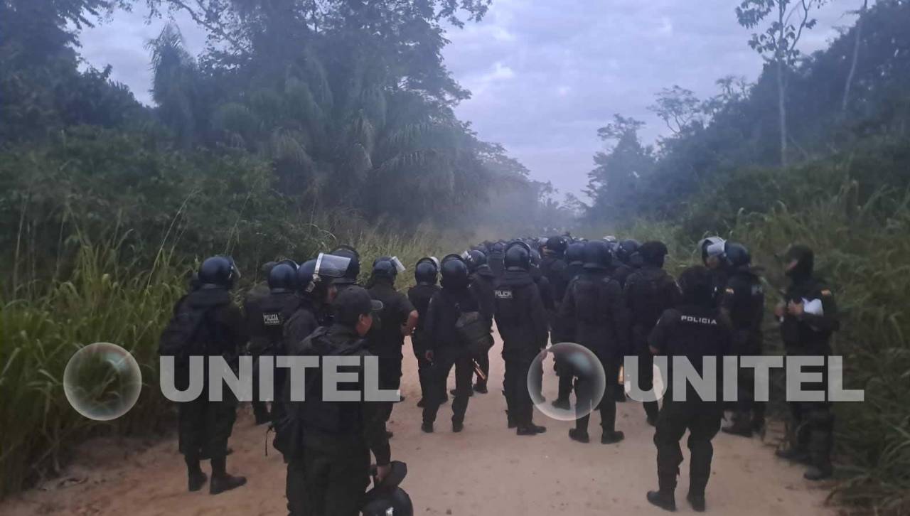 La Policía busca liberar pozo de YPFB tomado por movilizados en Santa Rosa del Sara