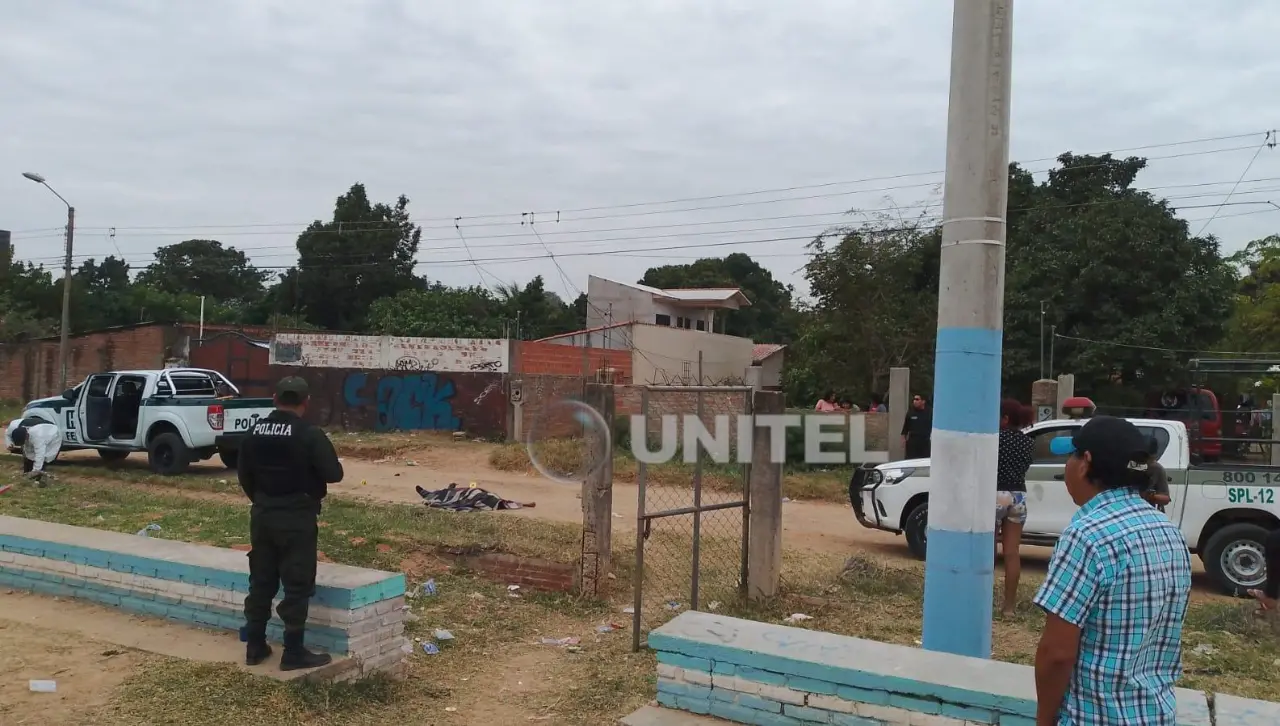 Hallan a un hombre sin vida en una calle de Santa Cruz de la Sierra; testigos dicen que fue arrastrado desde una casa