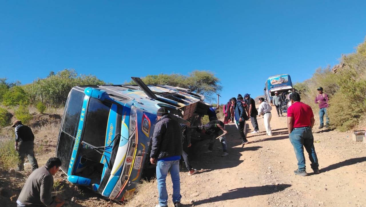 Vuelca un bus con pasajeros por esquivar bloqueos para llegar a Cochabamba