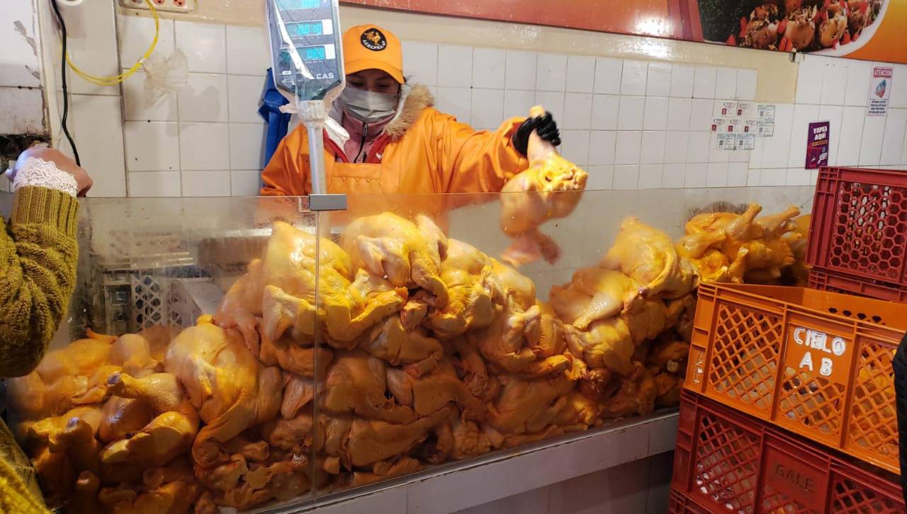 Sube el kilo de la carne de pollo en mercados de Cochabamba y La Paz, reportan vendedoras 