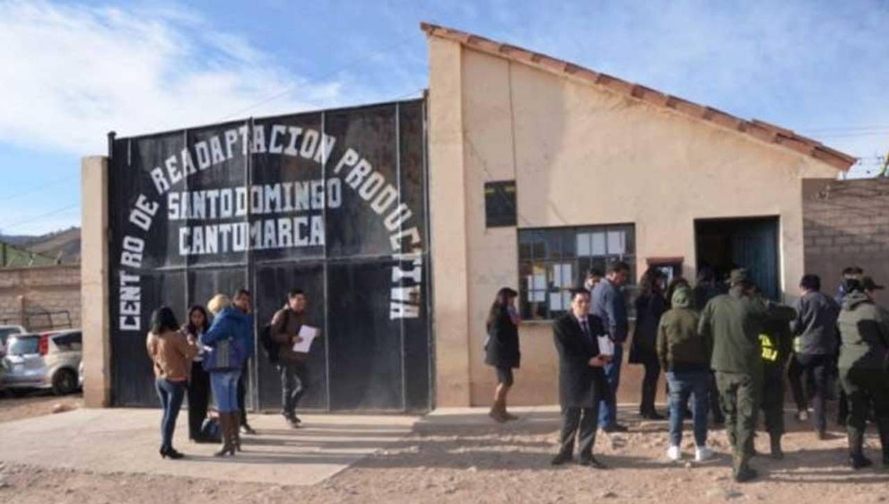 Potosí: Un reo de la cárcel de Cantumarca fue hallado con un cuchillo incrustado en el pecho 