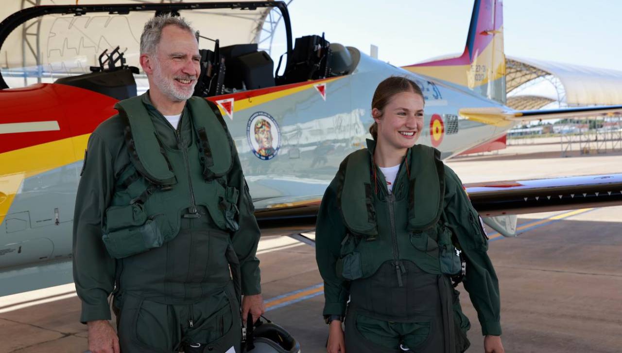 El rey español Felipe VI y la princesa Leonor vuelan juntos en dos aviones militares