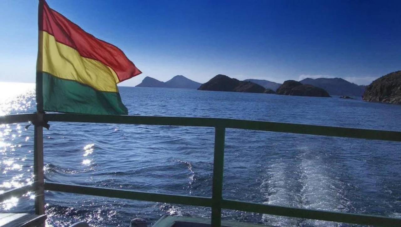 Actos cívicos y simbolismo marcan la conmemoración del Día del Mar en Bolivia