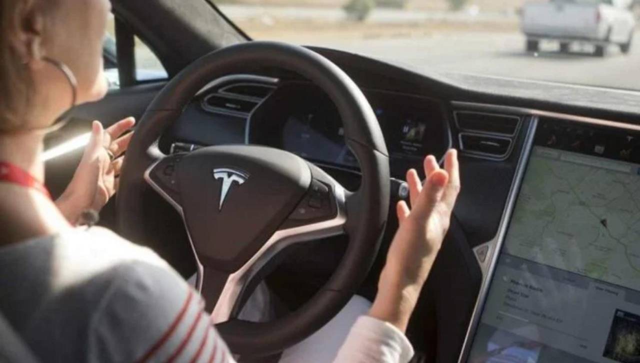 Conductora es sorprendida por respuesta automática de su vehículo a sirenas de emergencia