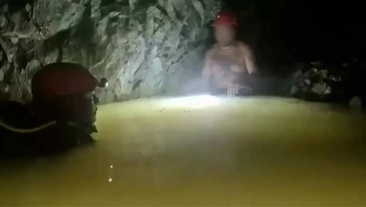 ¿Un milagro? Sobrevivió 14 días bajo tierra tras la inundación de una mina 
