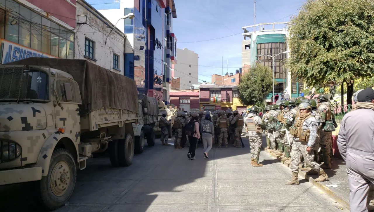 Llallagua permanece custodiada tras arremetida de bloqueadores que dejó muertos