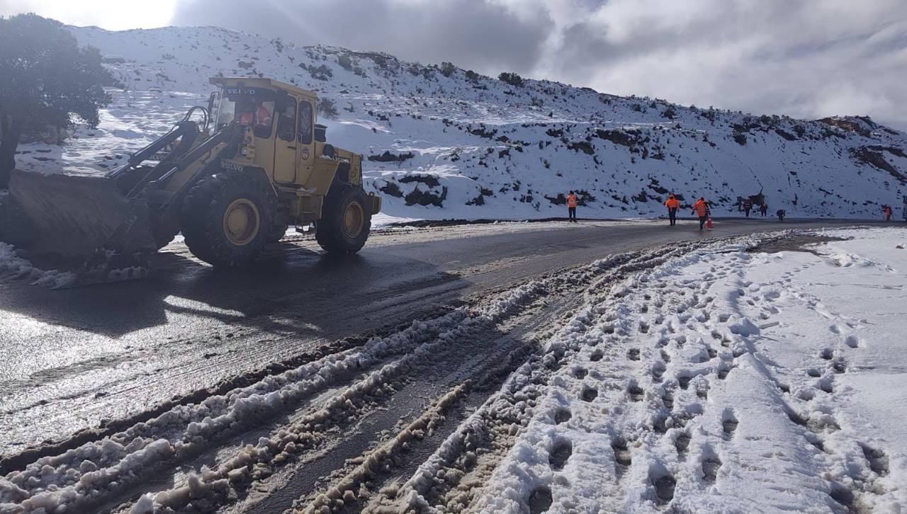 Despliegan maquinaria pesada en la Cumbre para despejar la carretera a los Yungas y liberar vehículos varados por la nevada