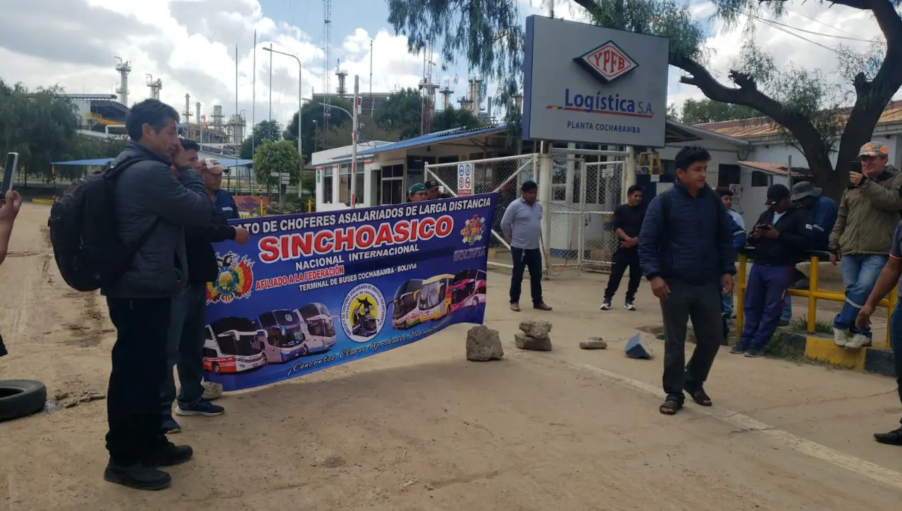 Choferes asalariados bloquean el ingreso a la Refinería de Valle Hermoso; exigen abrogación del decreto 5503