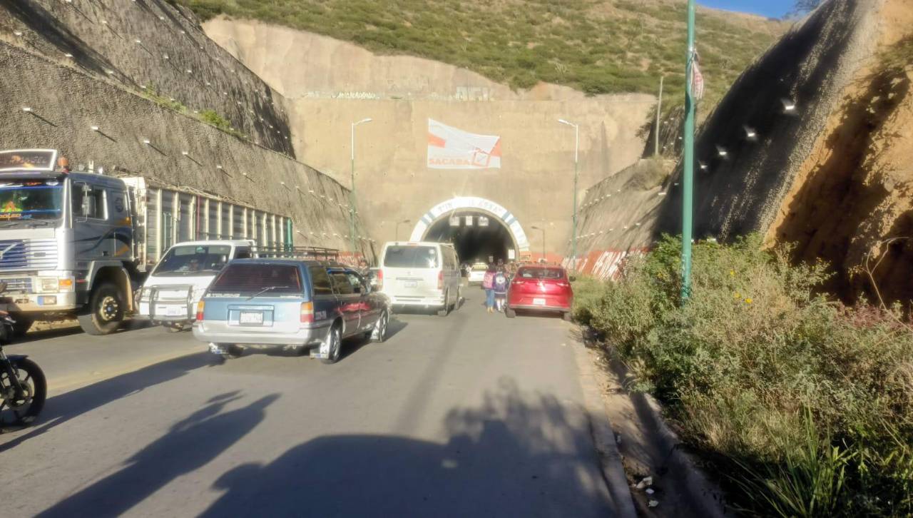 Vecinos del D-6 bloquean en el ingreso al túnel de El Abra; exigen más líneas de transporte público