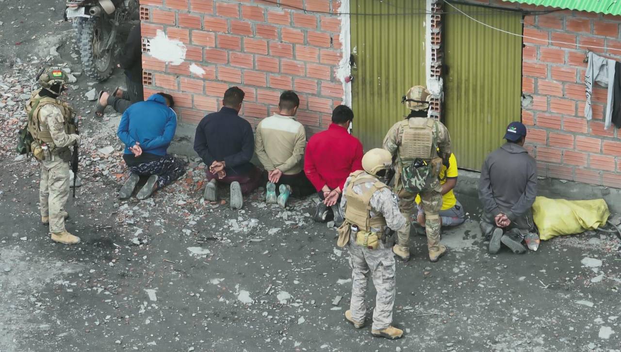 Militares intervienen explotación minera ilegal en La Paz y hallan armamento y equipo táctico; hay 22 detenidos