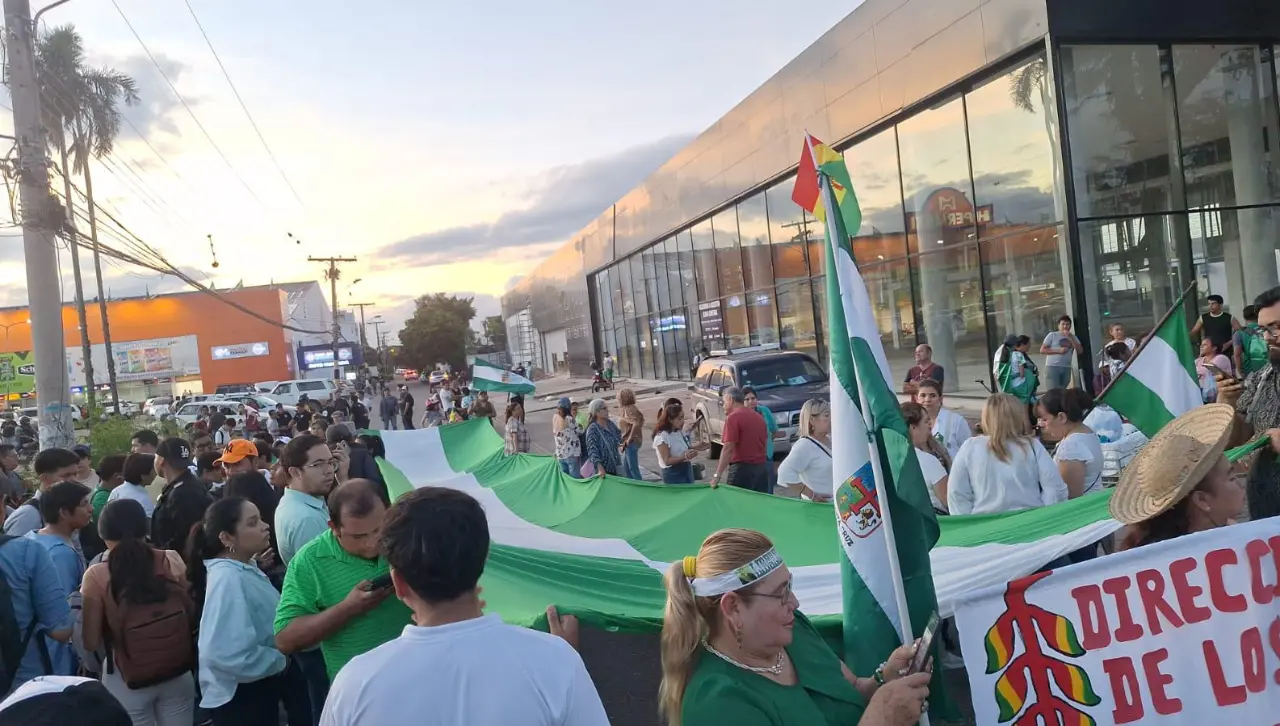 Inicia la marcha hacia YPFB en protesta por la falta de combustibles 