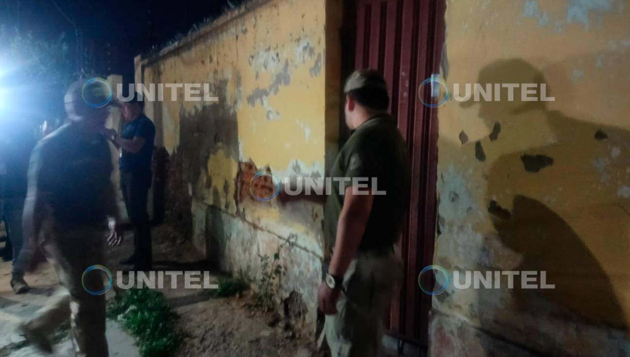 Hallan el cuerpo de una mujer enterrado en su propia habitación en Cochabamba