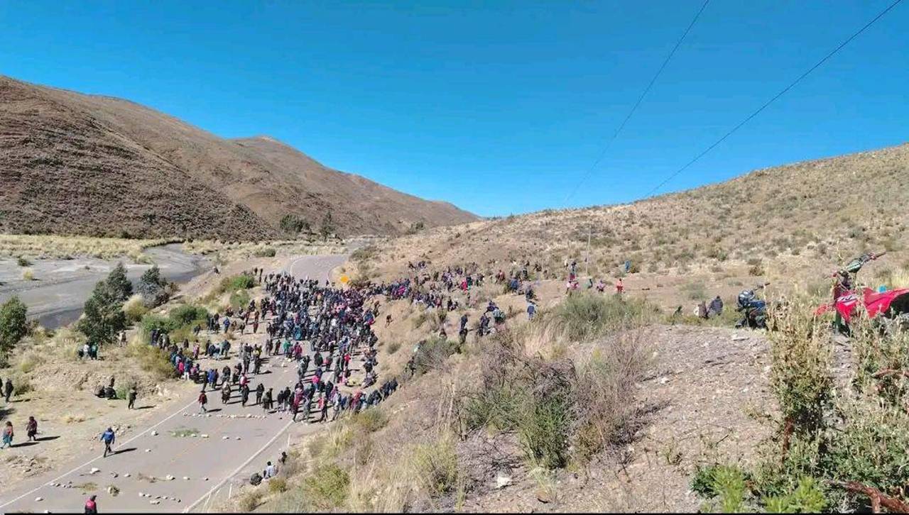 “No hay comida ni agua”, denuncian choferes varados por bloqueos en la frontera con Perú