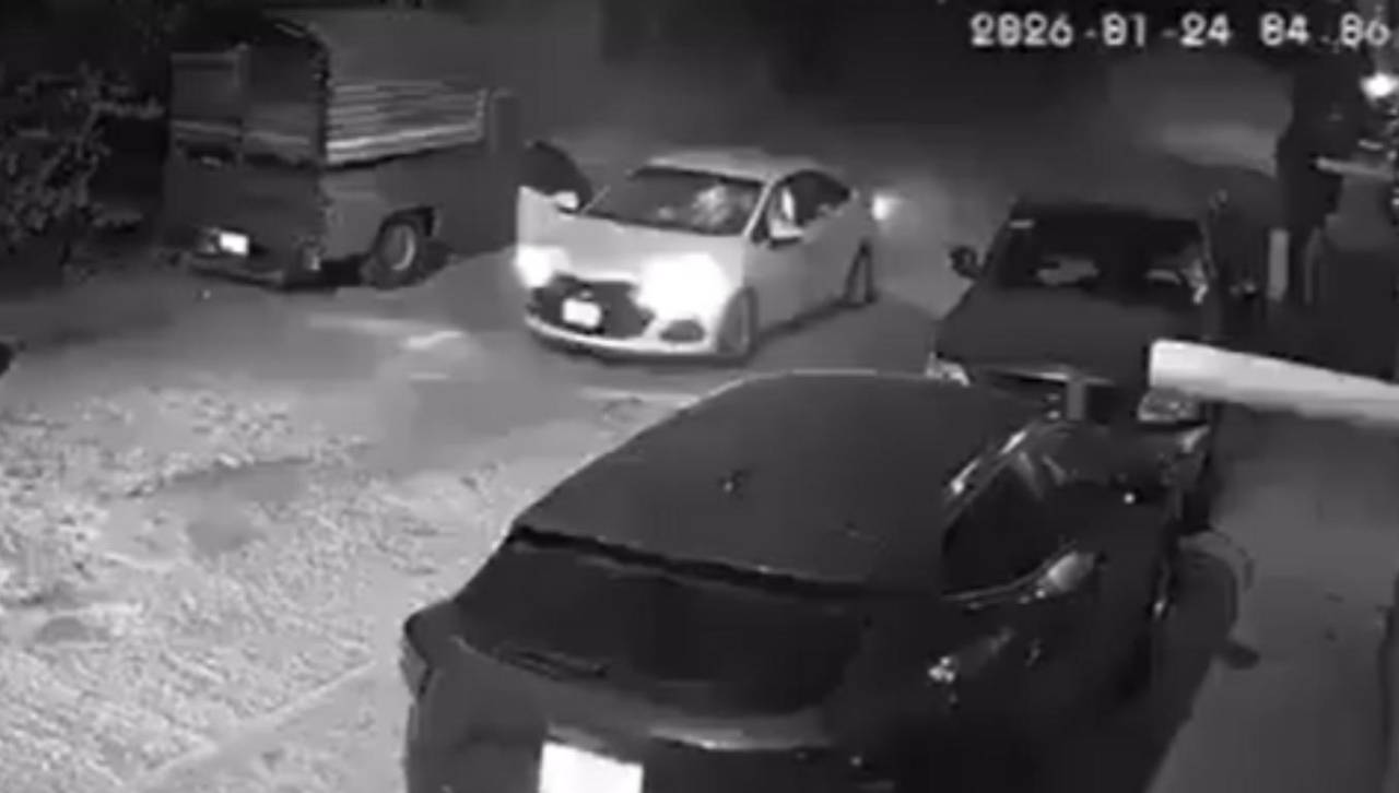 Imágenes impactantes: mujer es lanzada desde un auto en movimiento y abandonada en la calle