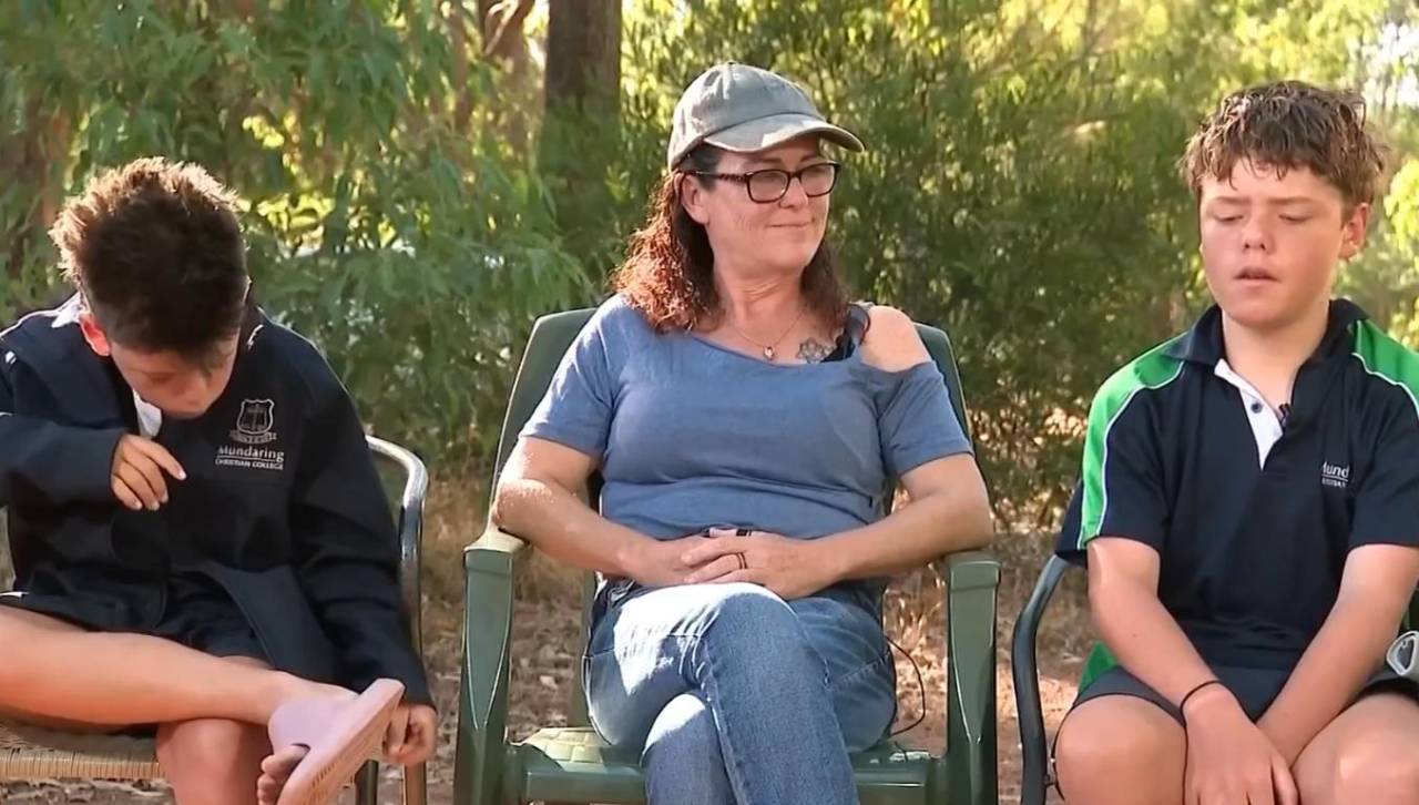 Video: Niño nada cuatro horas en aguas frías y peligrosas para salvar a su familia