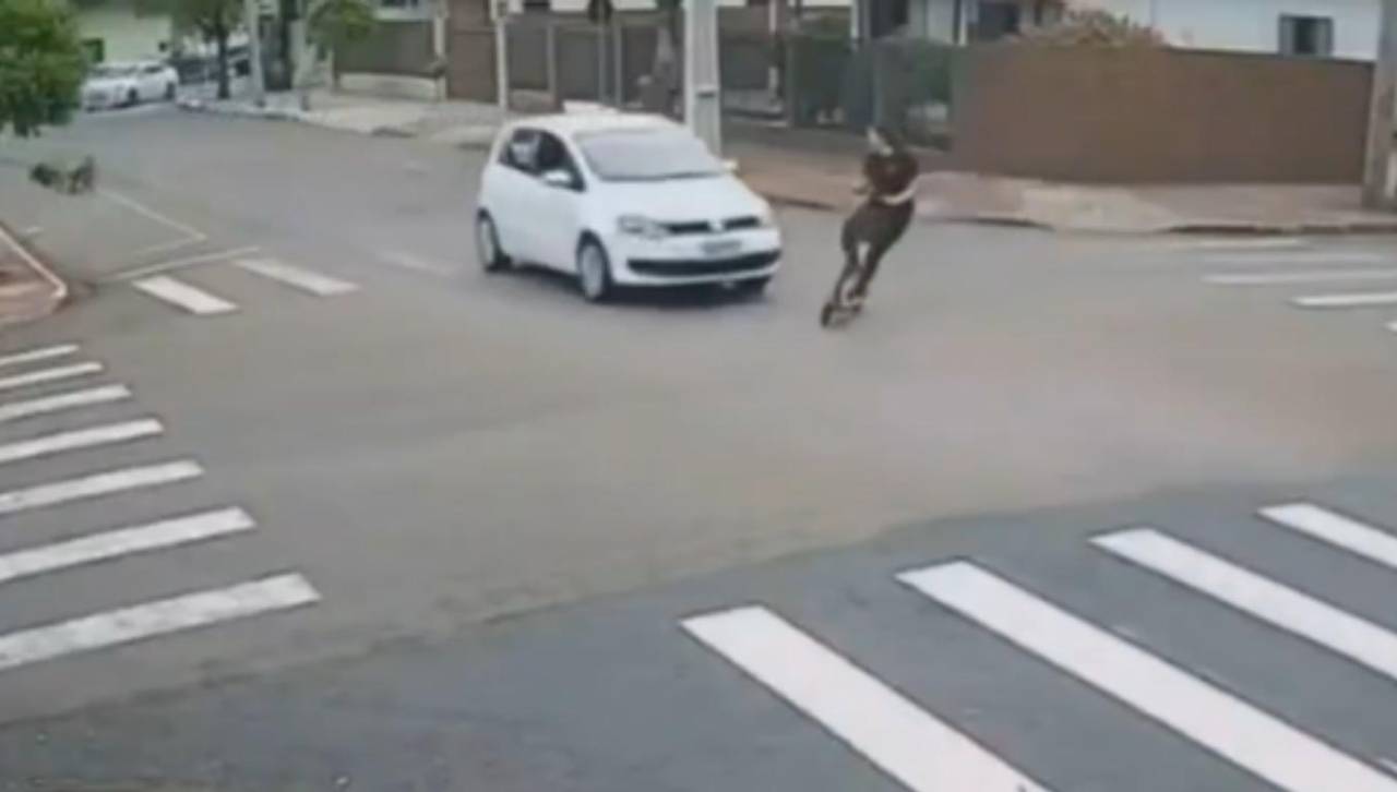 Imágenes impactantes: Adolescente en monopatín es arrollada por un auto en plena avenida