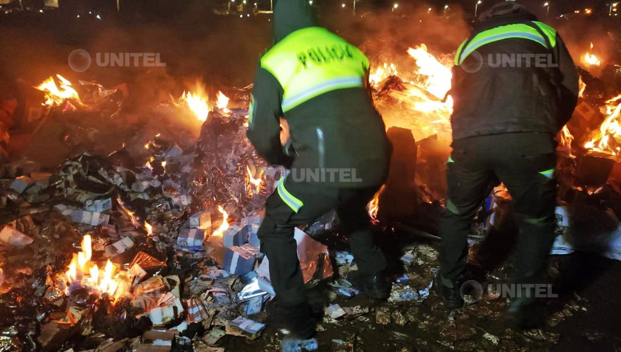 Incineran los billetes que se encontraban en el avión accidentado en El Alto