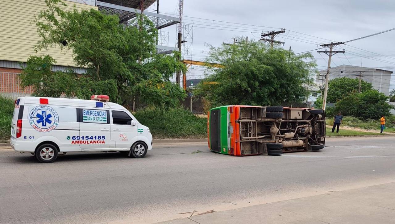 Micro de la línea 132 termina volcado con pasajeros a bordo