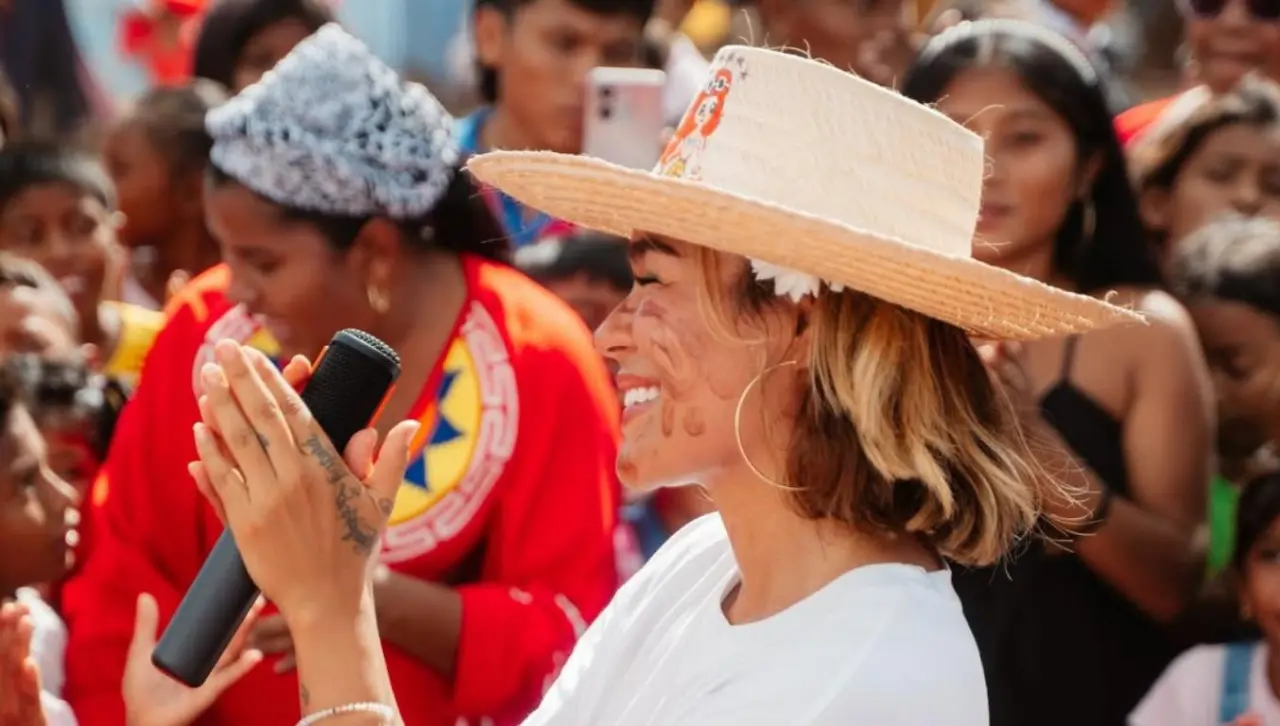 Karol G visitó un municipio colombiano a través de su fundación ‘Con Cora’
