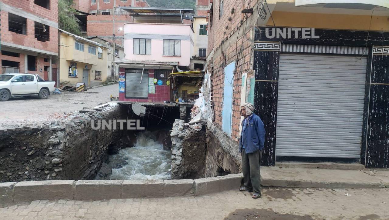 Hay casas construidas sobre el río, la emergencia persiste en Quime y temen por la amenaza de más lluvias