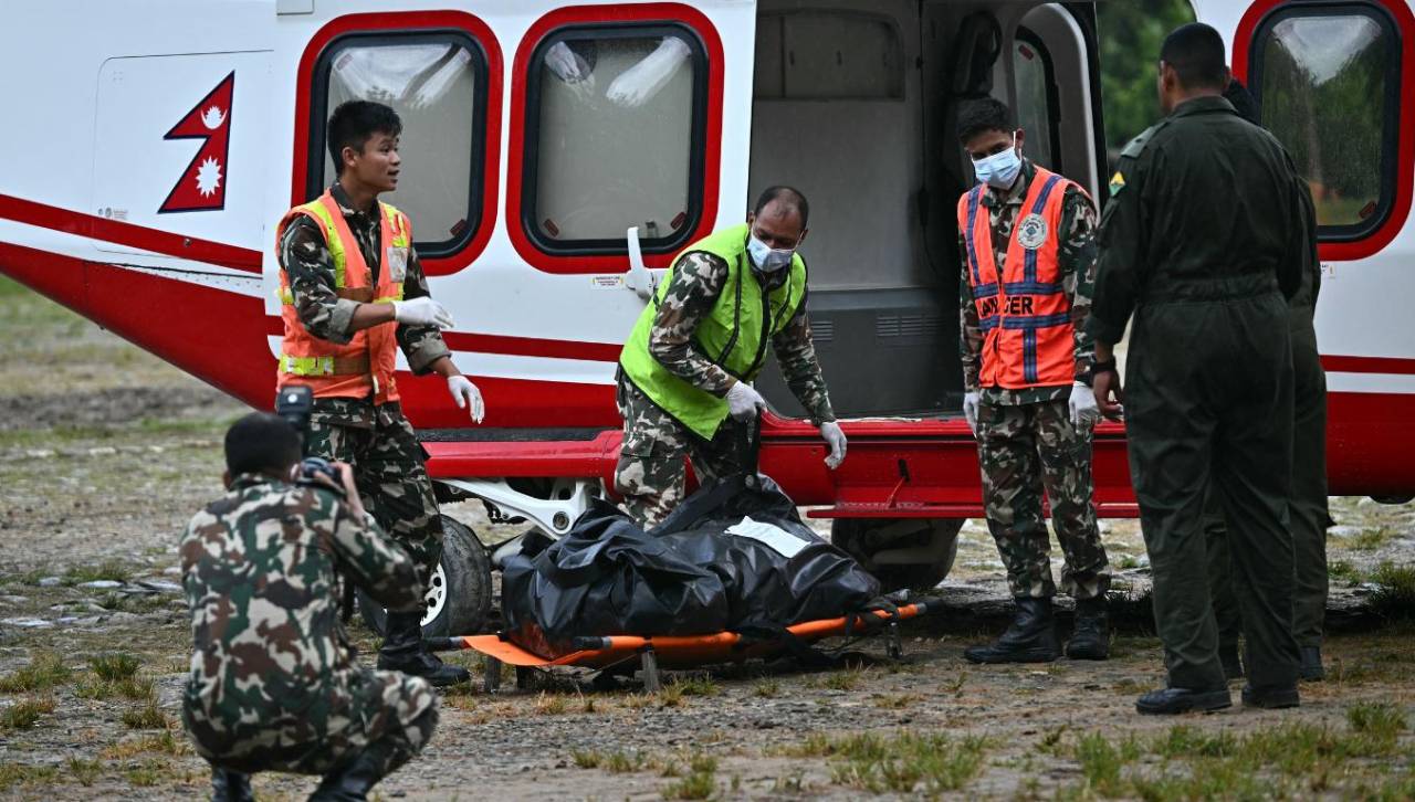 Más de una semana atrapados bajo tierra: Así rescataron con vida a dos trabajadores en Nepal