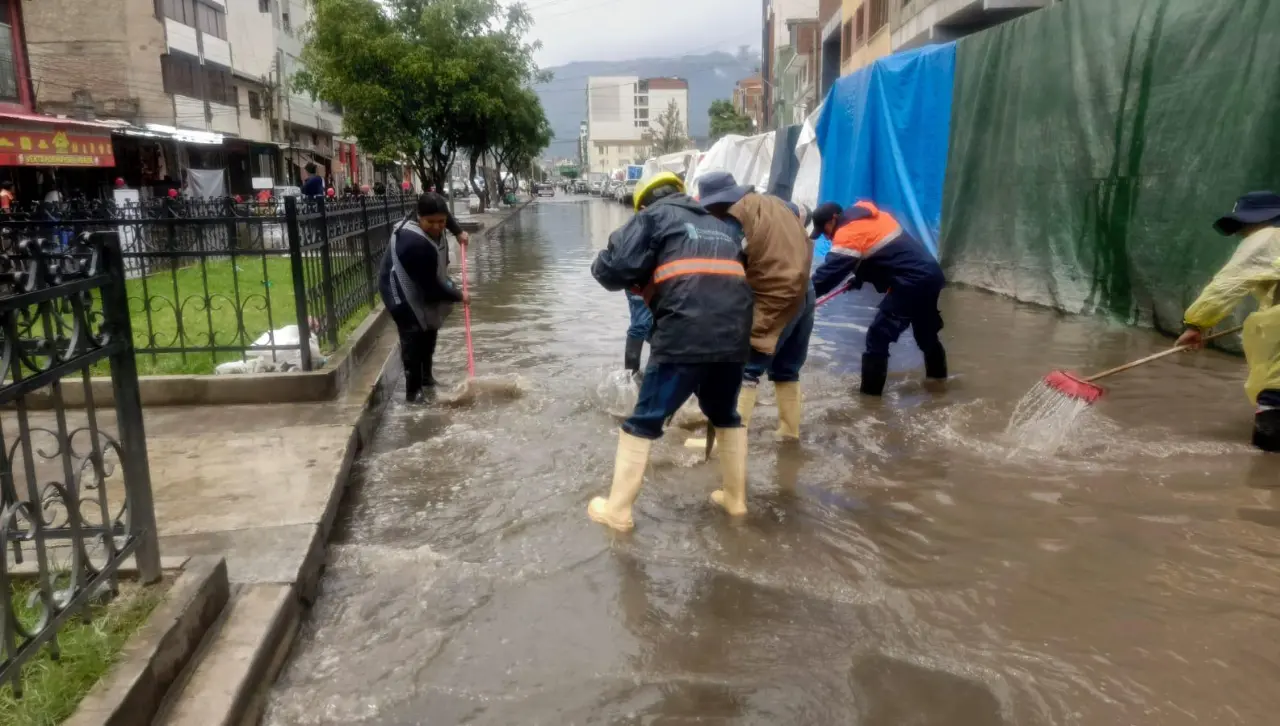 Calles y desniveles quedaron bajo el agua tras lluvias en la ciudad de Cochabamba 