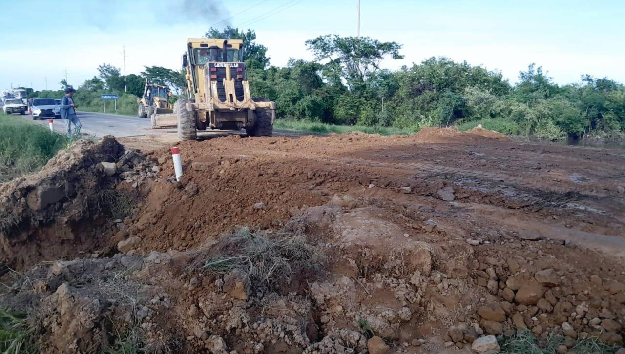 San Julián: ABC rellena zanja en la carretera y vehículos retoman tránsito sin desvíos entre Santa Cruz y Beni