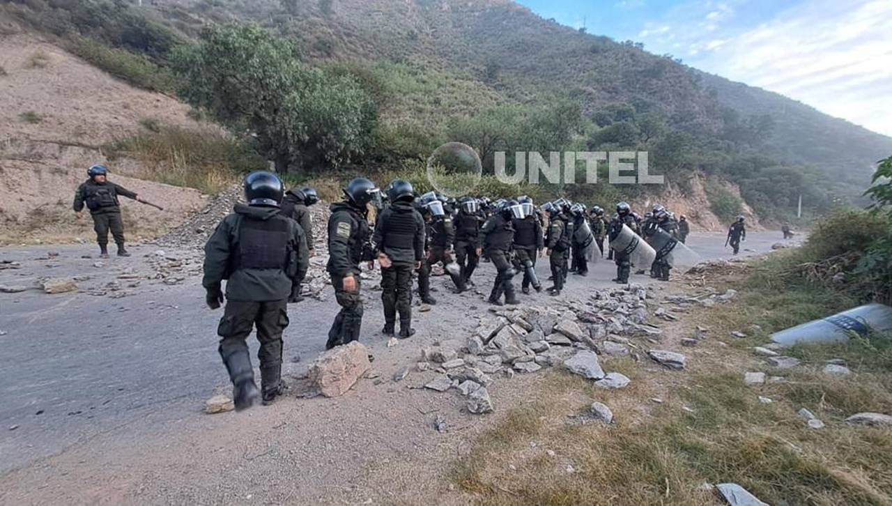 Policía denuncia que fueron recibidos con dinamitas en desbloqueo de la ruta Cochabamba – La Paz