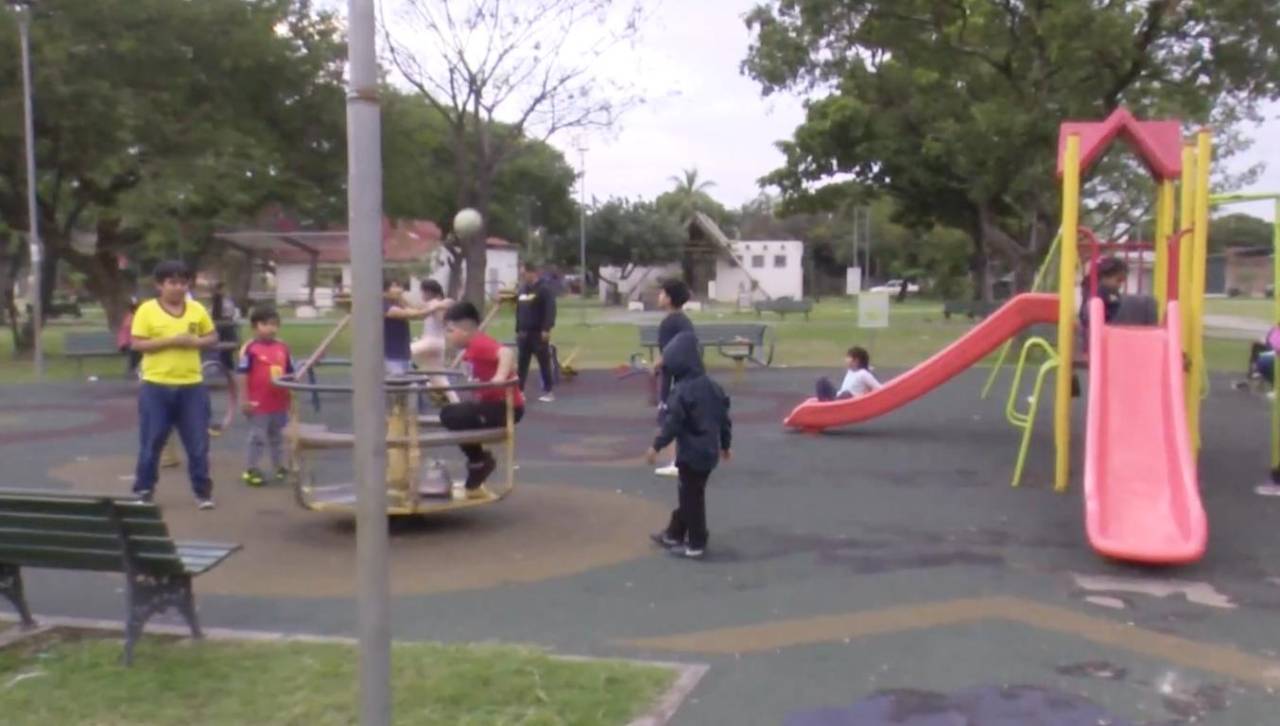 Familias enteras acuden a parques para despedir el último día de la vacación escolar