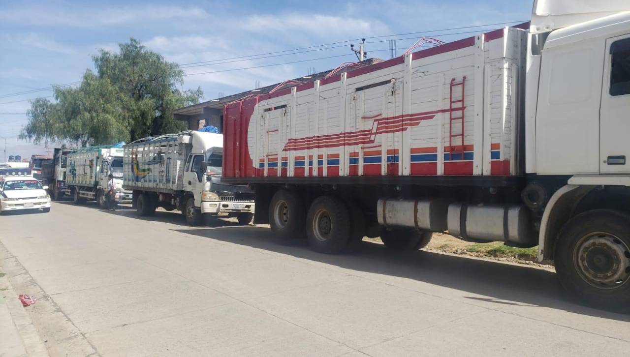 Persisten las largas filas por combustible este fin de semana en ciudades del eje troncal