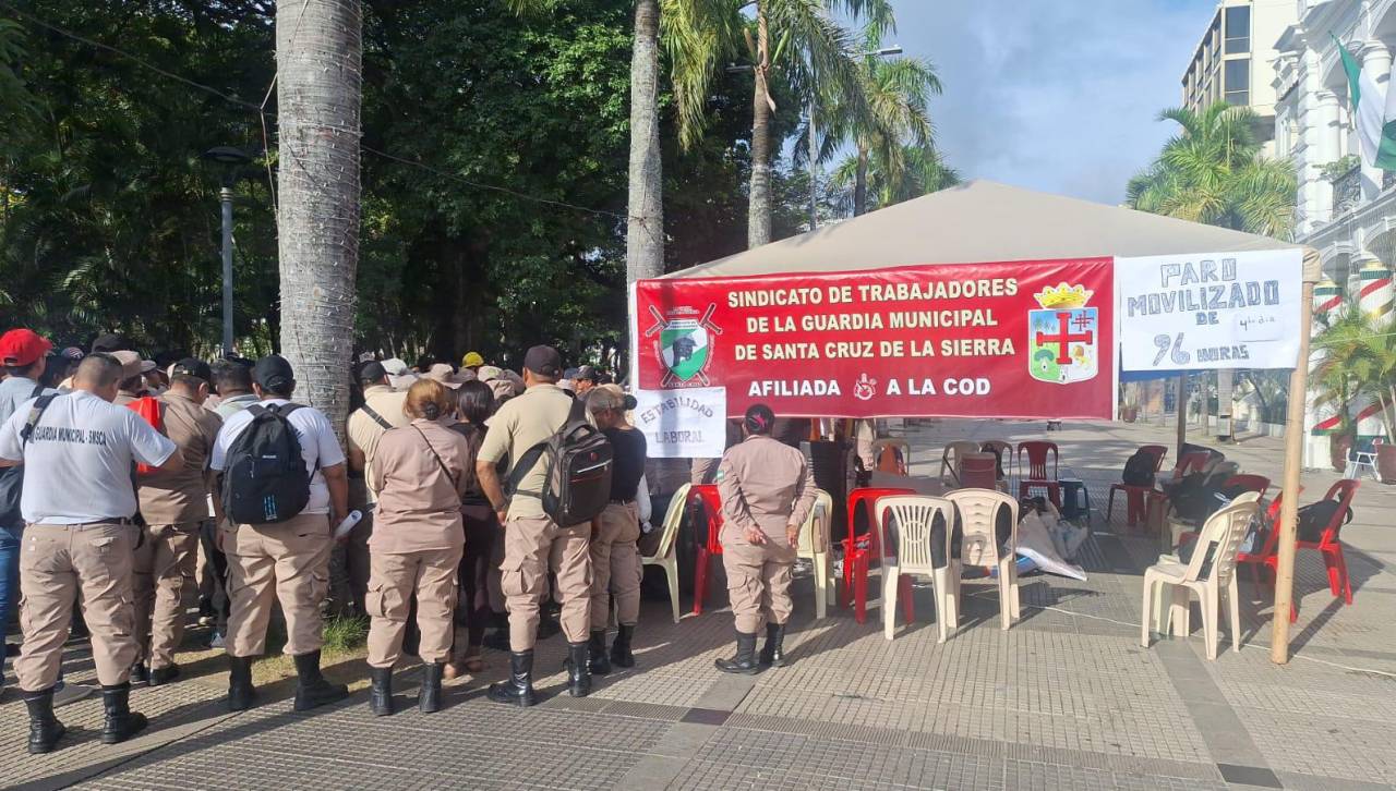 Protesta de empresas constructoras coincide con la de gendarmes en contra de la Alcaldía de Santa Cruz de la Sierra