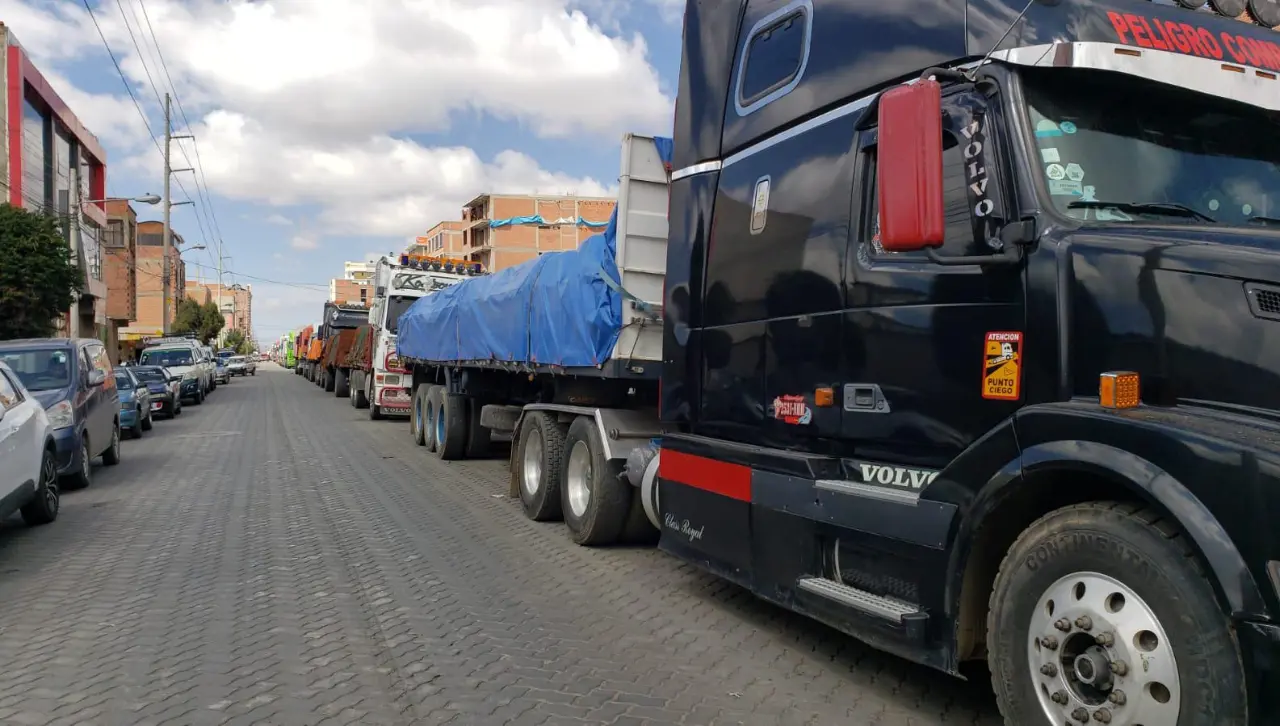 Choferes pasan en filas el feriado por Todos Santos en busca de combustible 