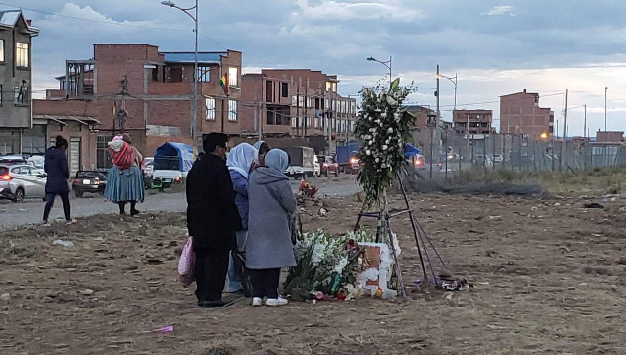 A una semana del accidente aéreo, 24 heridos permanecen hospitalizados y familiares dejan flores por los fallecidos