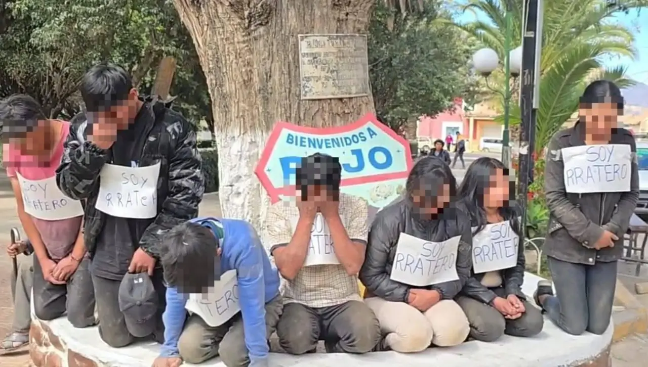 Siete presuntos ladrones son retenidos y obligados a desfilar con un cartel en el pecho en Cochabamba