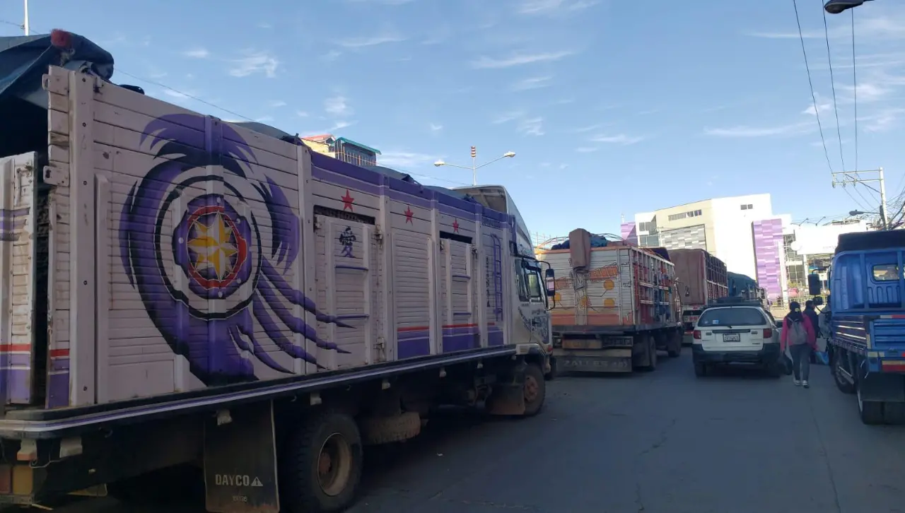“No pienso volver”: Chofer pagó más de Bs 500 para pasar bloqueos y tardó más de una semana en llegar a La Paz