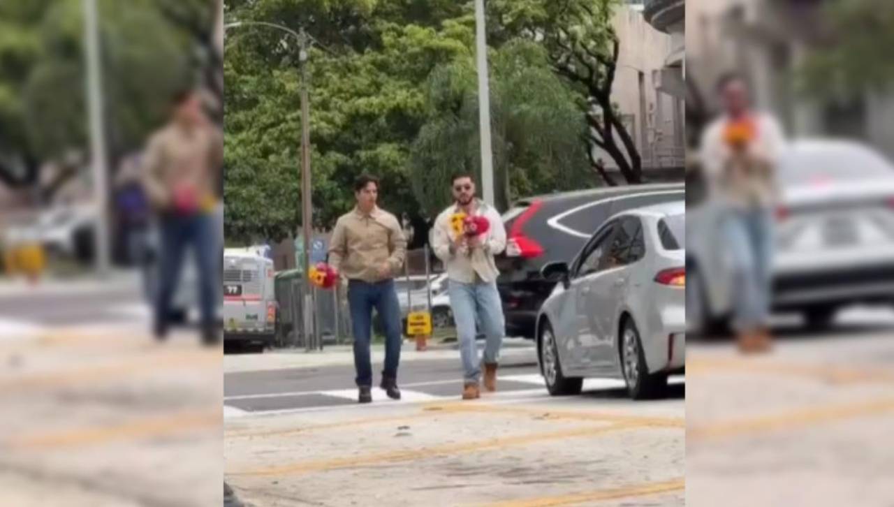 Maluma y Ryan Castro sorprenden regalando flores en plena calle