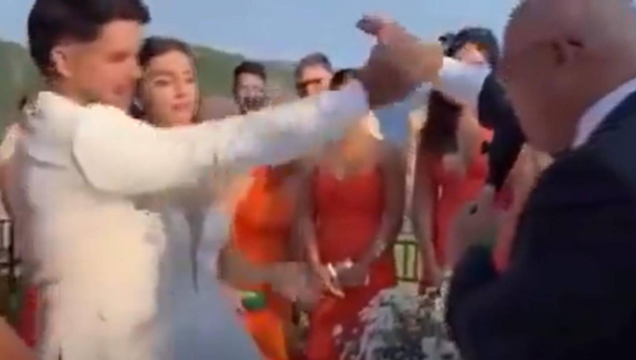 Video: Novio en su boda confunde la bendición del sacerdote con un “choque los 5”