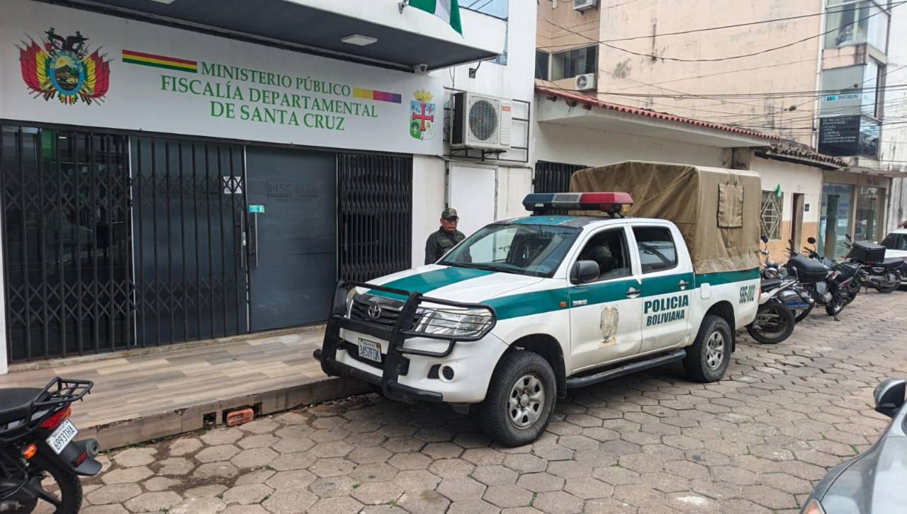 Reportan que un contingente policial llegó a oficinas de la Fiscalía de Santa Cruz
