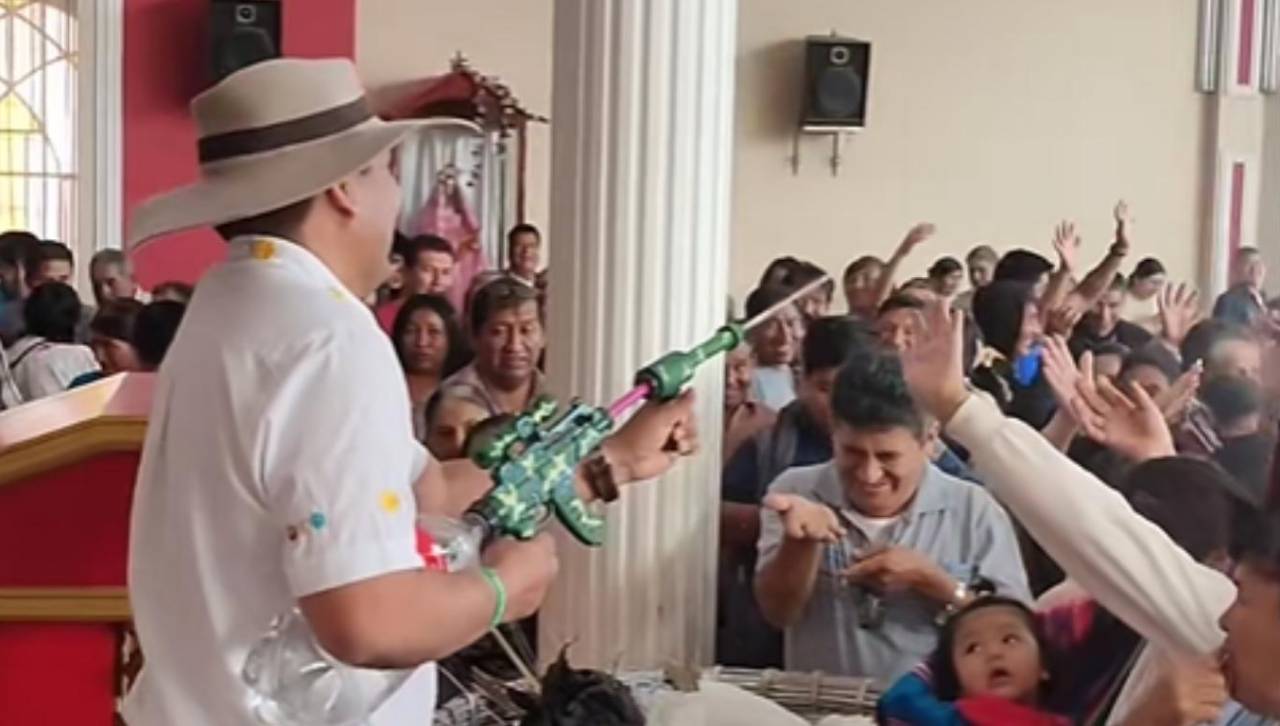 Carnaval Chapaco con fe: Párroco soprende a feligreses con coplas y un chisguete con agua bendita