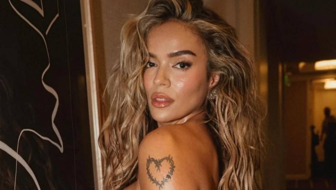 ¿Matrimonio en puerta? Karol G comparte una foto vestida de blanco y desata rumores en redes sociales