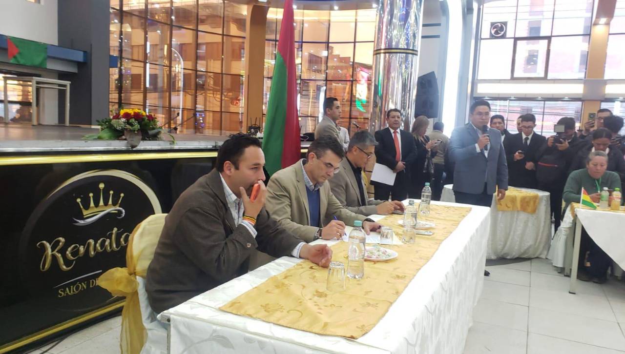 Arranca la reunión de Rodrigo Paz con sectores productivos de El Alto