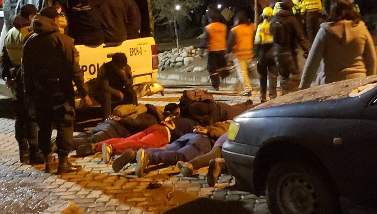 Al menos 12 personas fueron aprehendidas cuando intentaban llevarse el dinero del avión accidentado en El Alto
