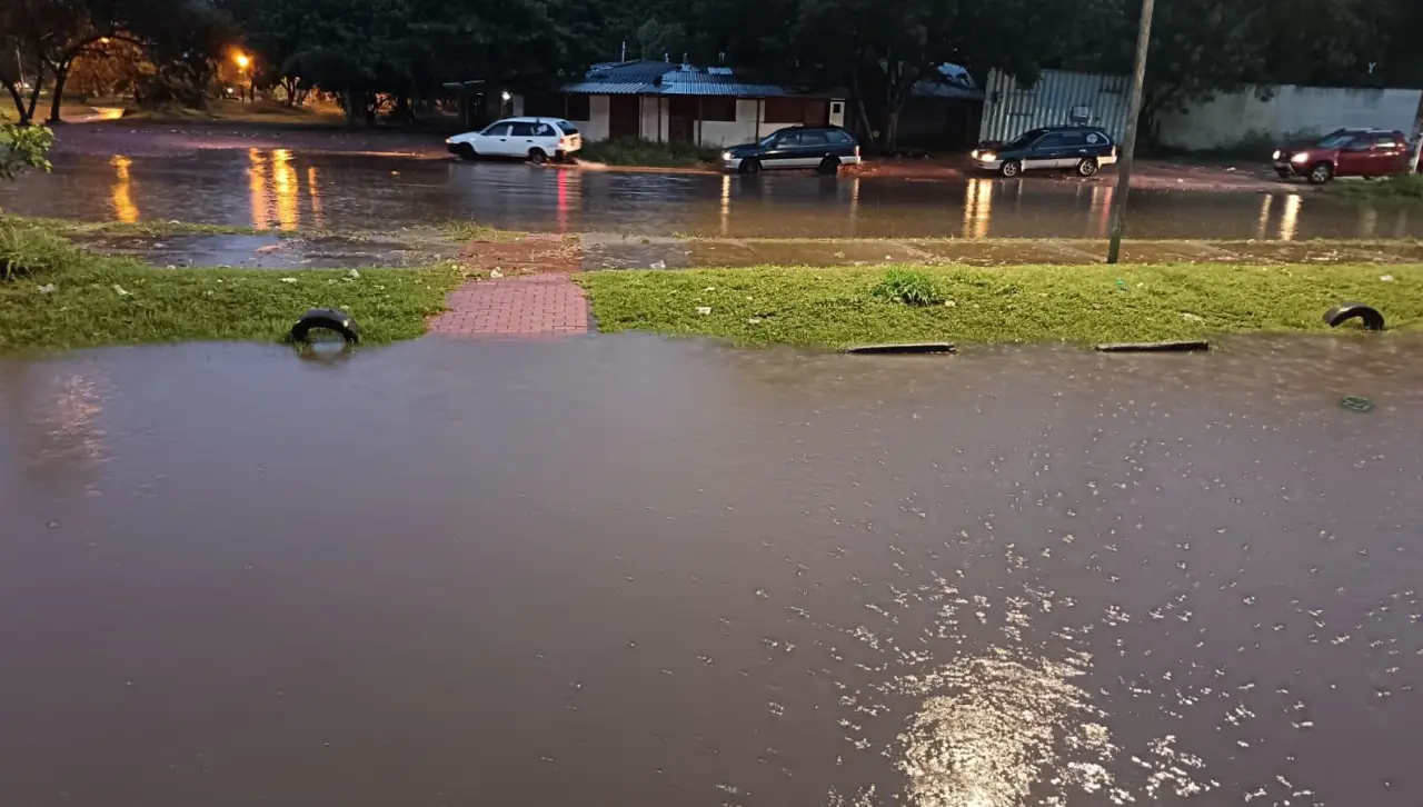 La jornada arranca con lluvias en el eje central y rige alerta naranja en ocho departamentos por posible desborde de ríos