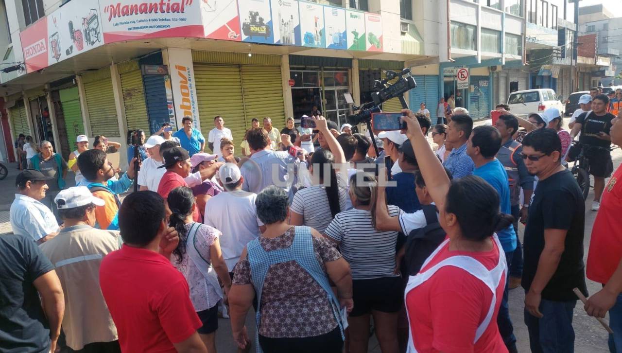 Reordenamiento en el centro cruceño sigue provocando caos y grescas