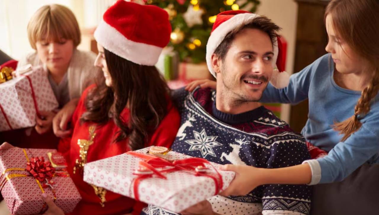 ¿Cuántos regalos deberían recibir los niños por Navidad? un especialista lo explica