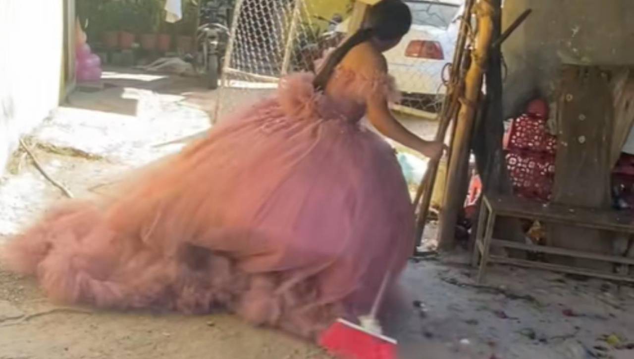 “Salió muy caro para usarlo una sola vez”: Quinceañera utiliza su vestido para hacer los oficios del hogar